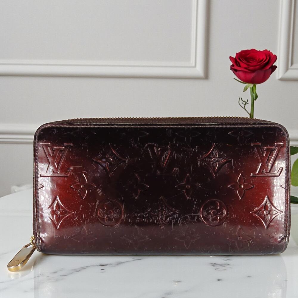 Authentic LOUIS VUITTON Vernis Amarante Patent Leather Zippy Wallet Burgundy.